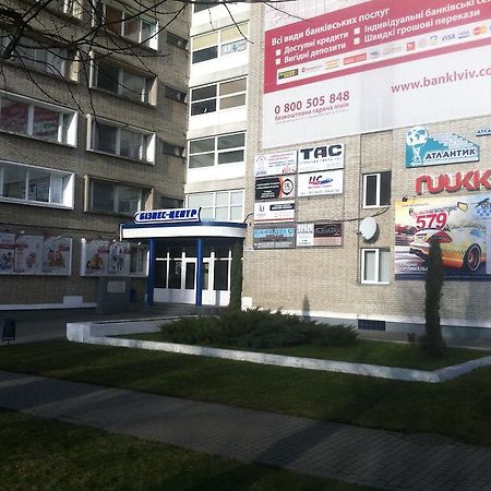 Molodizhniy Hostel Lviv Bagian luar foto