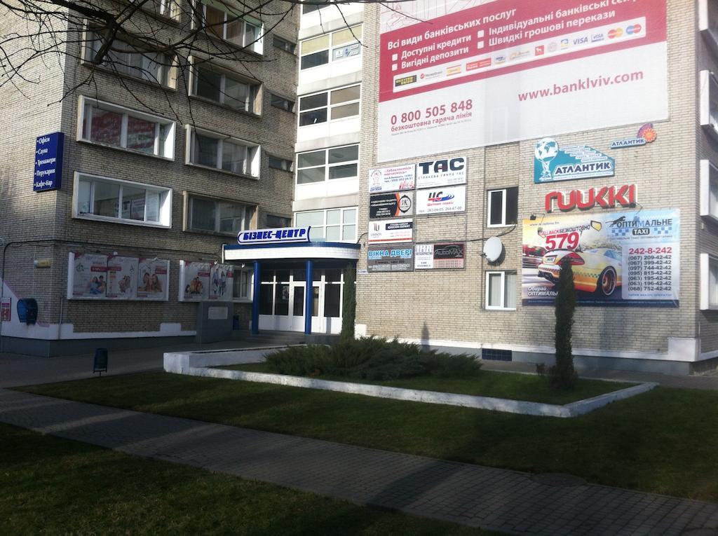 Molodizhniy Hostel Lviv Bagian luar foto