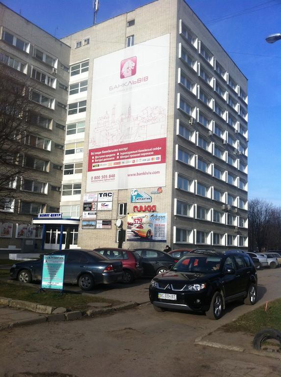 Molodizhniy Hostel Lviv Bagian luar foto