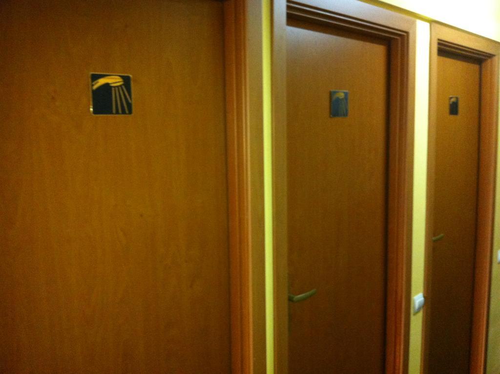 Molodizhniy Hostel Lviv Bagian luar foto
