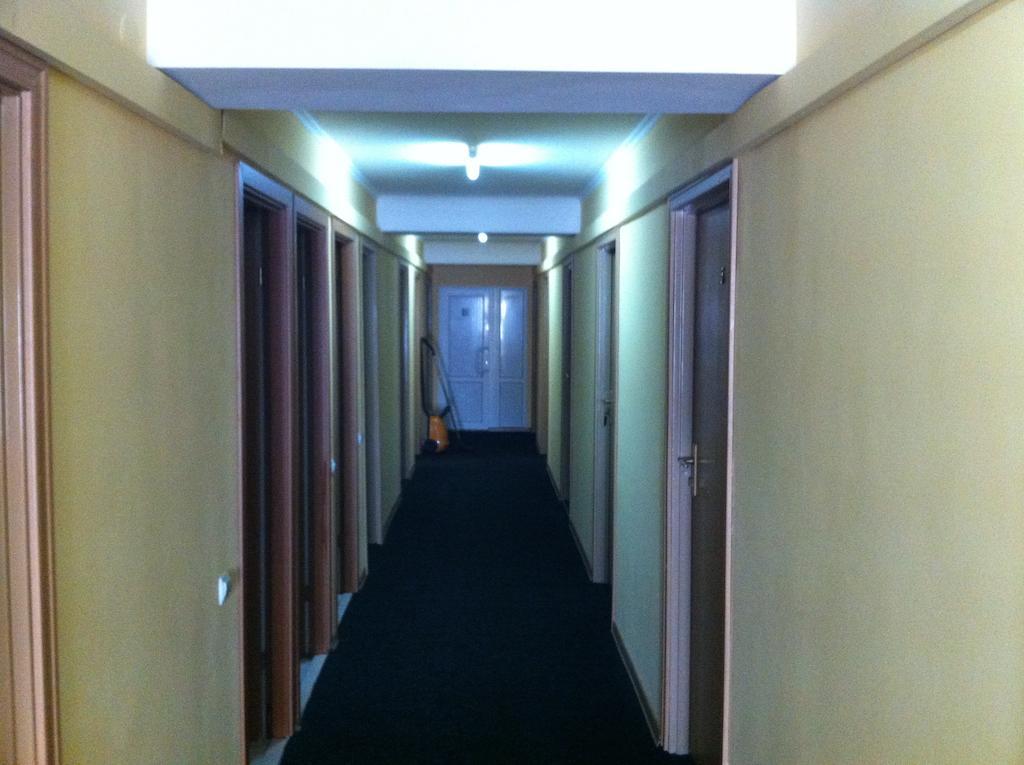 Molodizhniy Hostel Lviv Bagian luar foto